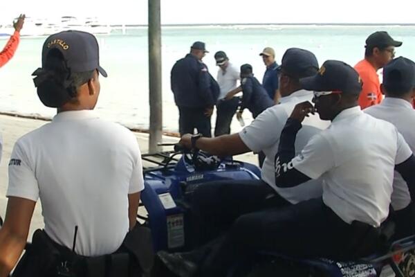 Bañistas se quejan por restricciones en Boca Chica.