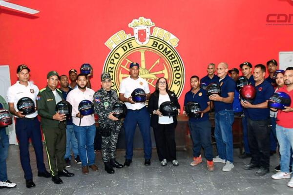 Entregan cascos protectores a Bomberos de Santiago. (foto, fuente externa)