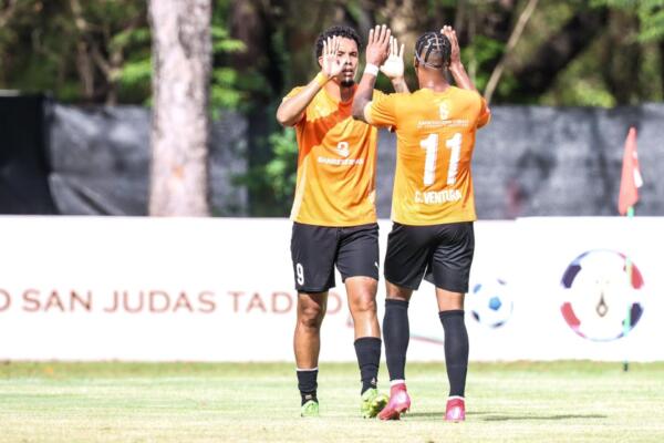 La tropa que dirige Junior Scheldeur suma 23 puntos en la cima, producto de 7 victorias y 2 empates.