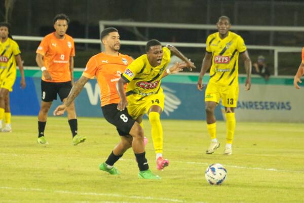 El primer tiempo terminó con empate sin goles.
En la etapa complementaria Cibao se organizó y pudo atacar más a la buena defensa que tiene Moca.