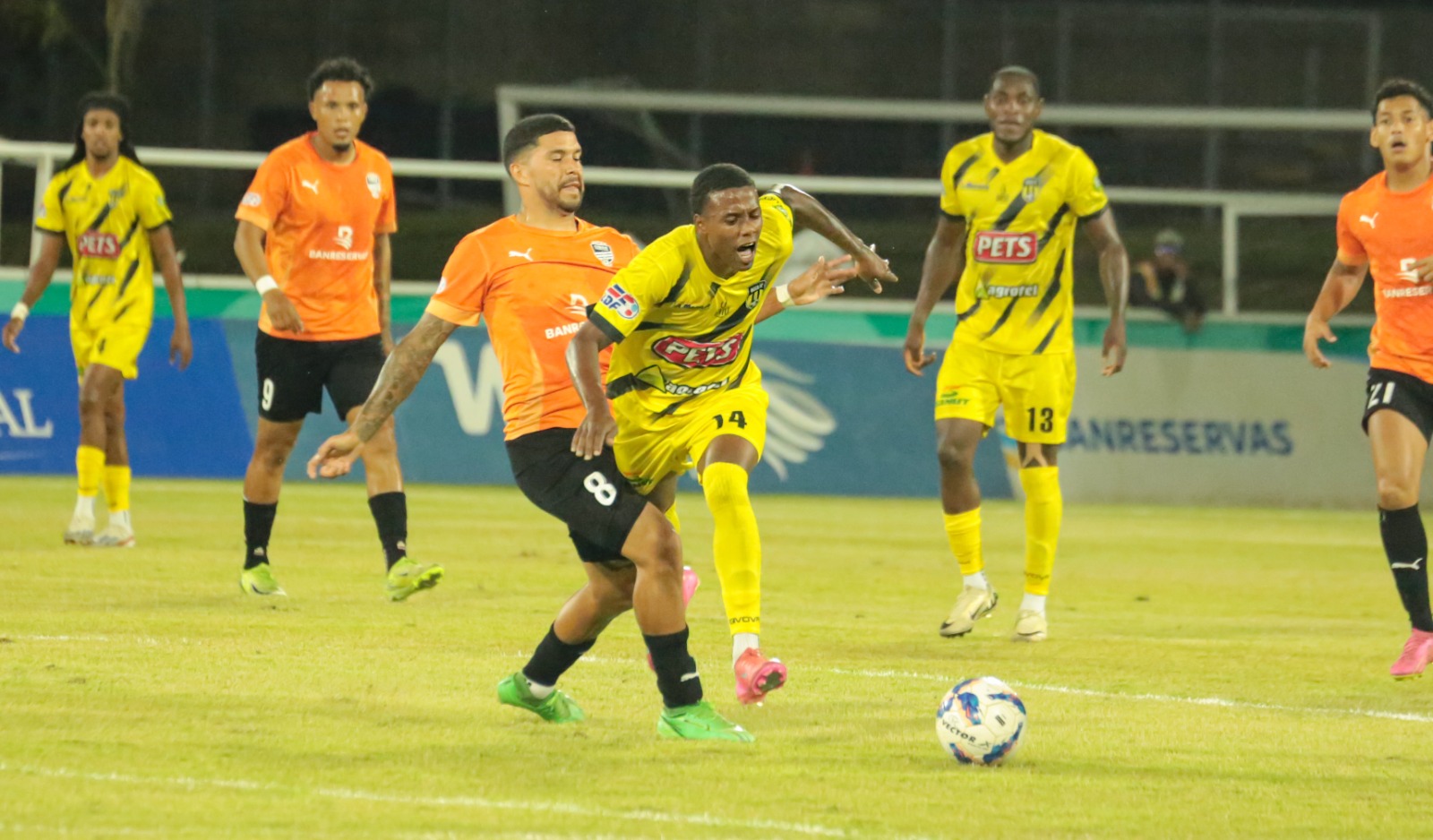 El primer tiempo terminó con empate sin goles. En la etapa complementaria Cibao se organizó y pudo atacar más a la buena defensa que tiene Moca.