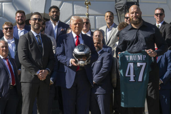 En la recepción de hoy en la Casa Blanca, los Eagles obsequiaron a Trump con un casco del equipo y una camiseta con el '47' a la espalda, por su número como presidente en la historia de Estados Unidos.