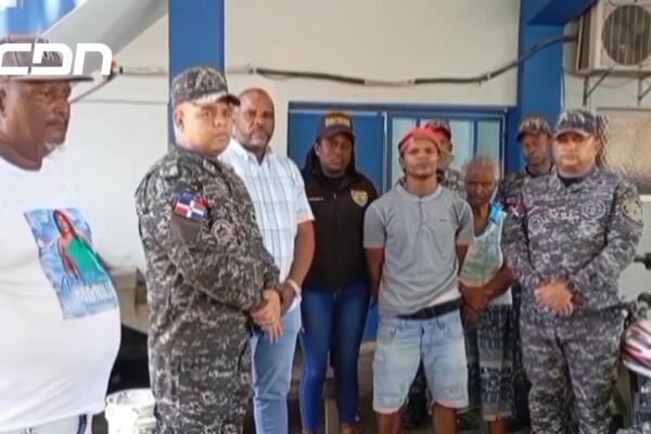 En Los Alcarrizos, se entregó a la Policía Nacional un hombre supuestamente implicado en una banda de delincuentes. Foto: CDN Digital