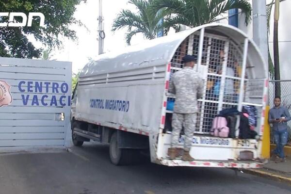 Lamentando otras madres que sus hijos pasen por el proceso a pesar de tener sus documentos al día. Foto: Fuente externa
