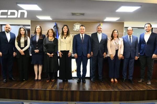 La Junta Central Electoral (JCE) presentó el proyecto de la nueva Cédula de Identidad y Electoral a miembros del CONEP y de ANJE. Foto: CDN Digital