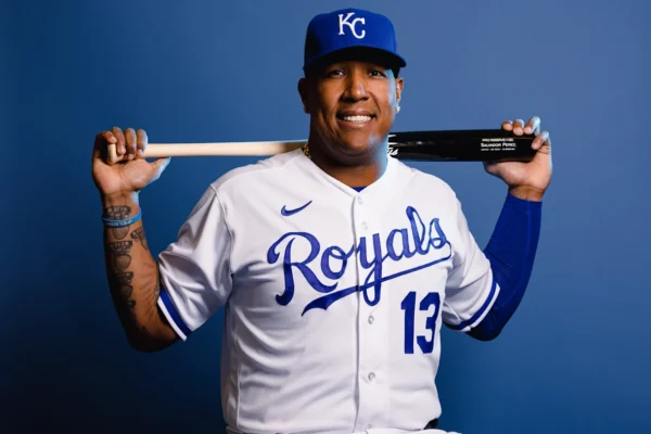 El venezolano Salvador Pérez también impulsó un par de carreras para Kansas City, que venció a los Rockies en entradas extra el martes por la noche.