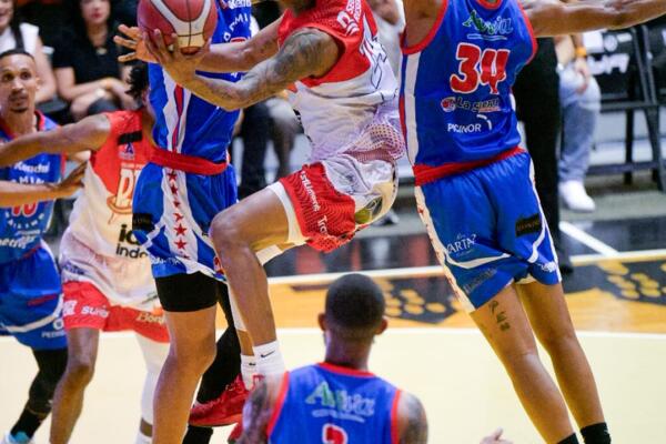En el primer parcial, ninguno de los conjuntos anotó lances de tres puntos, una acción inédita en la serie y reflejo de la férrea defensa mostrada durante el encuentro.