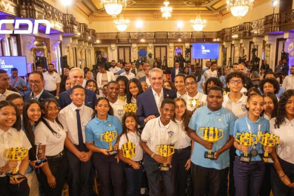 El presidente Abinader destacó conquistas de estudiantes dominicanos en competencias de ciencia, tecnología, ingeniería, arte y matemáticas. Foto: Presidencia de la República