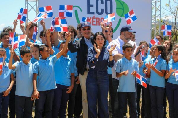 Luis Abinader encabeza siembra de 3200 plantas endémicas para reordenamiento de cuenca del río Yaque del Norte junto a Raquel Arbaje. Foto: Presidencia de la República
