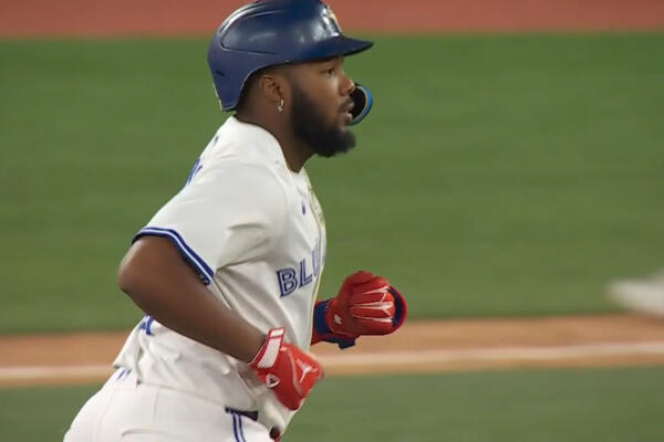 Guerrero Jr., campeón del Derby de Jonrones en 2023, no conectaba de cuadrangular desde el 19 de septiembre de 2024, en ese partido pegó dos jonrones ante los Rangers de Texas.