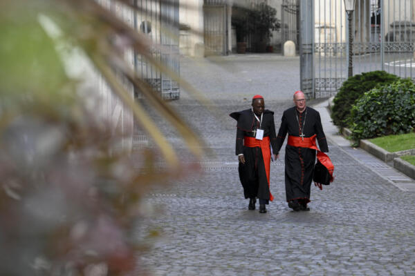 Cardenales asisten la quinta congregación general, reuniones en las que los purpurados que entrarán en la Capilla Sixtina se van conociendo y concretando un perfil para el próximo pontífice. Estado Vaticano/Mario Tomassetti 
