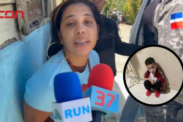 Carolina Vargas Ureña, llevada arrestada por agentes policiales. 