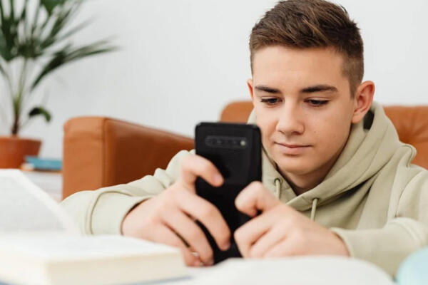 Los adolescentes y los celulares: ¿a partir de qué edad y cuál es el uso correcto?