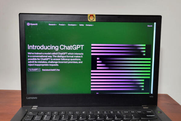 Fotografía de una computadora con la portada de ChatGPT, un programa de inteligencia artificial desarrollada por la empresa OpenAI. EFE/ Latif Kassidi