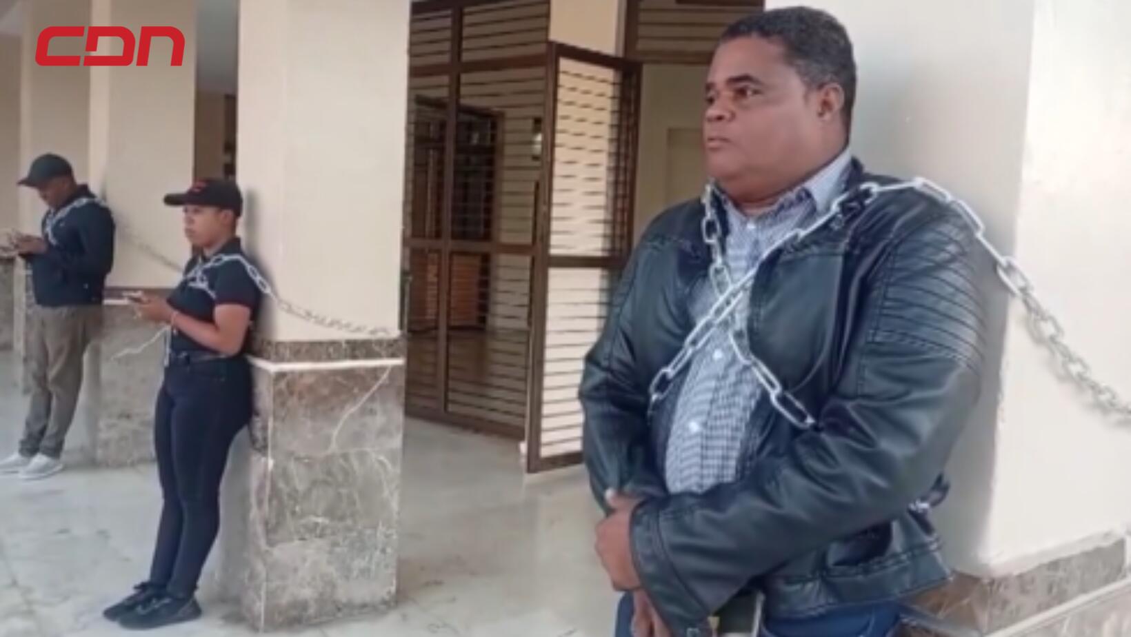 Comerciantes se encadenan por desalojos en malecón de Puerto Plata