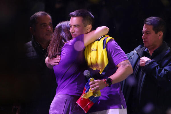 El presidente de Ecuador y candidato presidencial por el partido Acción Democrática Nacional, Daniel Noboa (C), abraza a su compañera de fórmula, María José Pinto. AFP