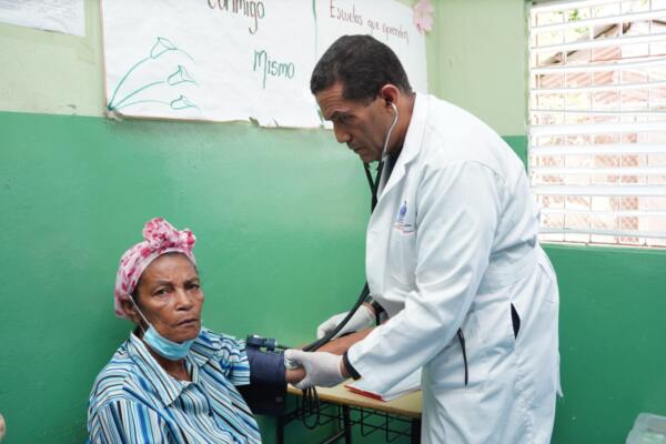 Durante el operativo se entregaron medicamentos e insumos de alimentos, artículos del hogar, entre otras cosas. 