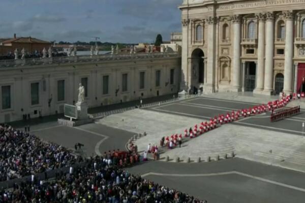 Fieles despiden al papa Francisco en emotiva procesión.