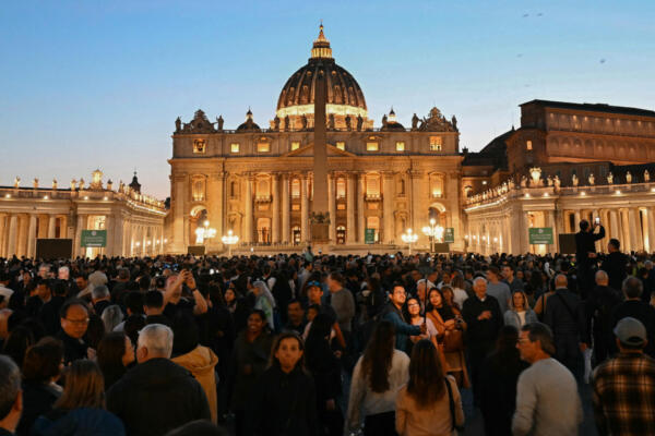 Varios cardenales aseguraron que este lunes se fijará la fecha para el inicio del cónclave en que se elegirá al sucesor del papa Francisco.