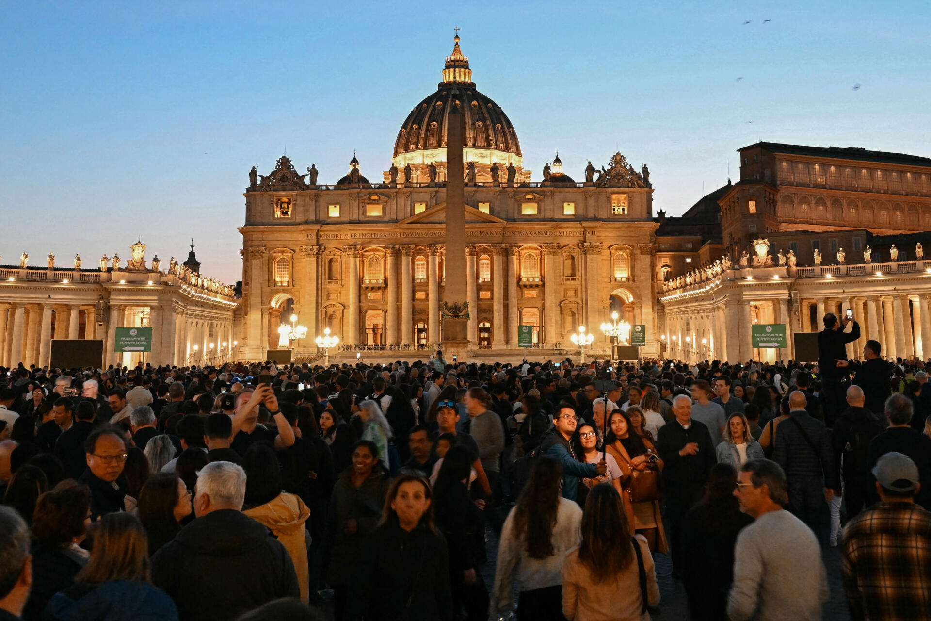 Varios cardenales aseguraron que este lunes se fijará la fecha para el inicio del cónclave en que se elegirá al sucesor del papa Francisco.