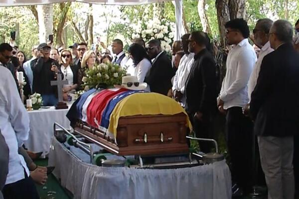 Entre cánticos y alabanzas despiden al merenguero Rubby Pérez.