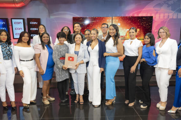 Alba Nely Familia, directora de CDN y CDN Radio junto a periodistas, coordinadores y colaboradores. 