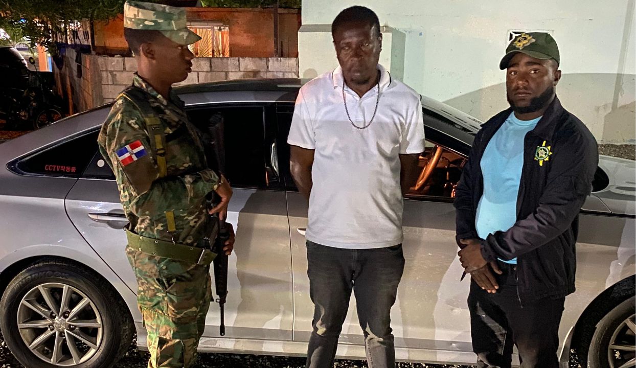 Detienen haitiano transportando a otros conciudadanos indocumentados en Azua