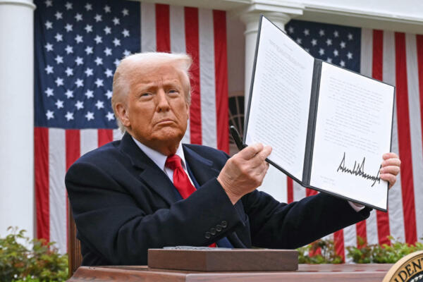 El presidente de Estados Unidos, Donald Trump, sostiene una orden ejecutiva firmada tras pronunciar un discurso sobre aranceles recíprocos. AFP