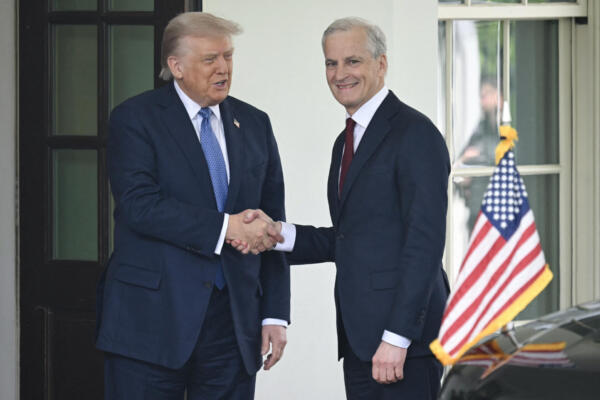 El presidente de EEUU, Donald Trump, estrecha la mano del primer ministro de Noruega, Jonas Gahr Store, antes de su reunión bilateral en Washington, DC. AFP