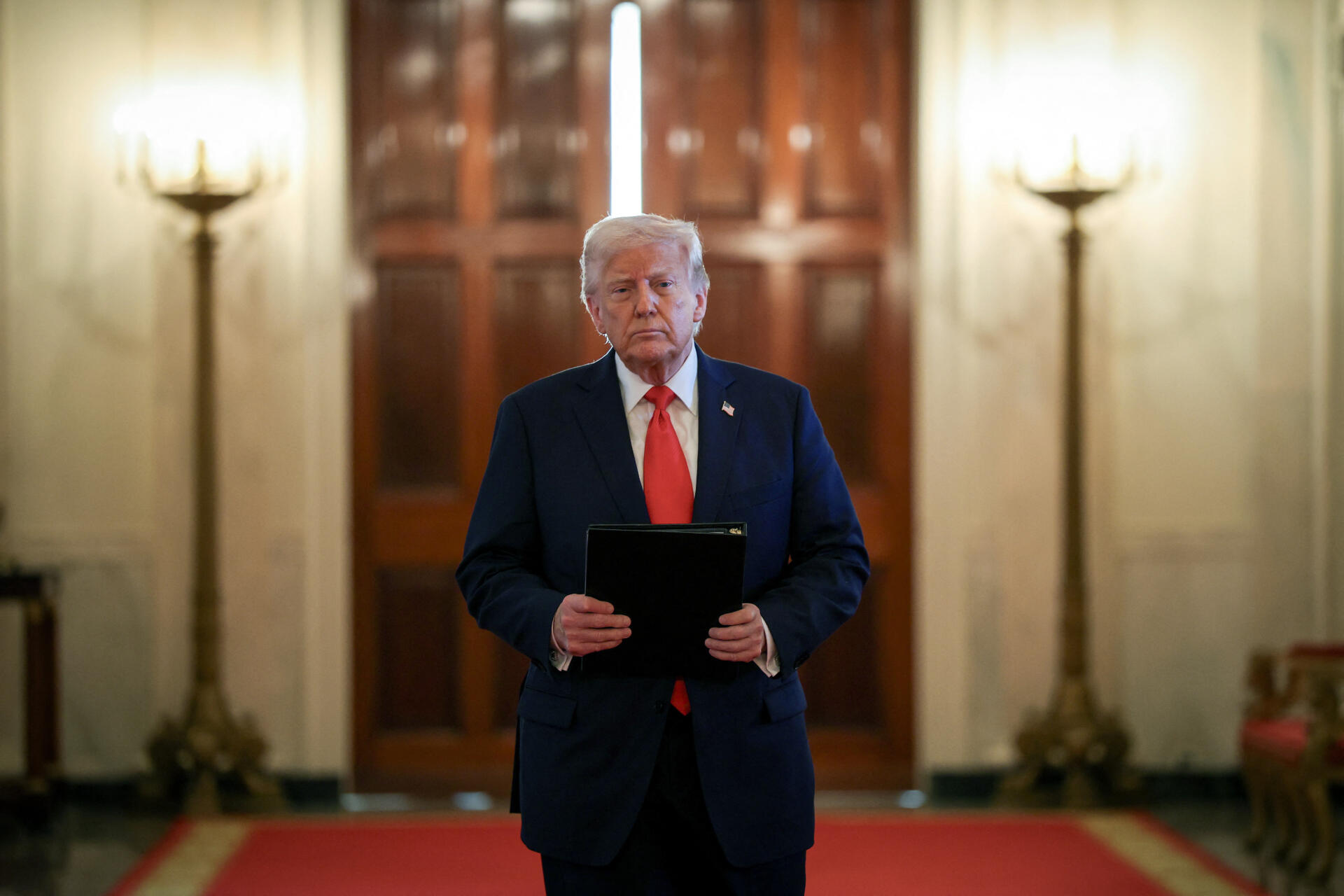 Trump critica decisiones judiciales que limitan su control sobre la migración