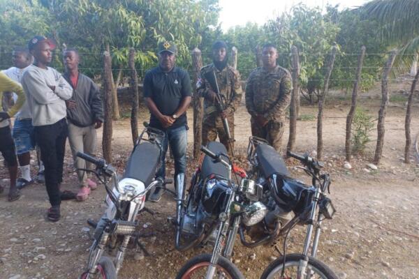 Ejército detiene a motociclistas por tráfico de haitianos indocumentados.