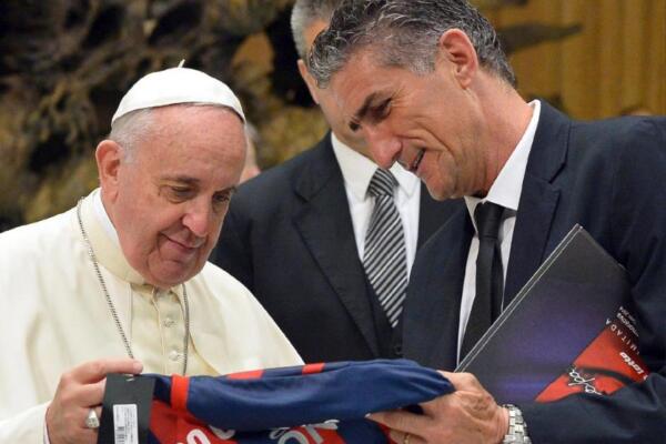 Fotografía facilitada por el Observador Romano que muestra al papa Francisco (i), recibiendo una camiseta de uno de los jugadores del equipo argentino de fútbol San Lorenzo, en 2014. EFE