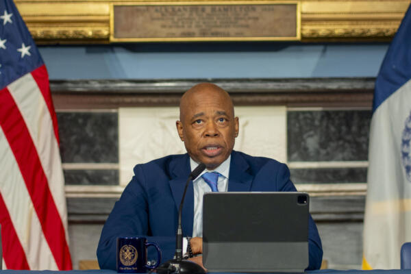 El alcalde de Nueva York, Eric Adams, participa en una rueda de prensa en la sede de la Alcaldía en Nueva York (Estados Unidos). EFE/ Angel Colmenares