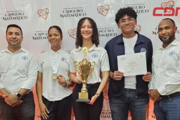 Kariot Cuevas Feliz, estudiante de sexto de secundaria, conquistó el primer lugar a nivel nacional, mientras que Alondra Luperón López obtuvo el segundo.