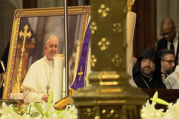 Comunidad católica en Nueva York rinde homenaje al papa Francisco