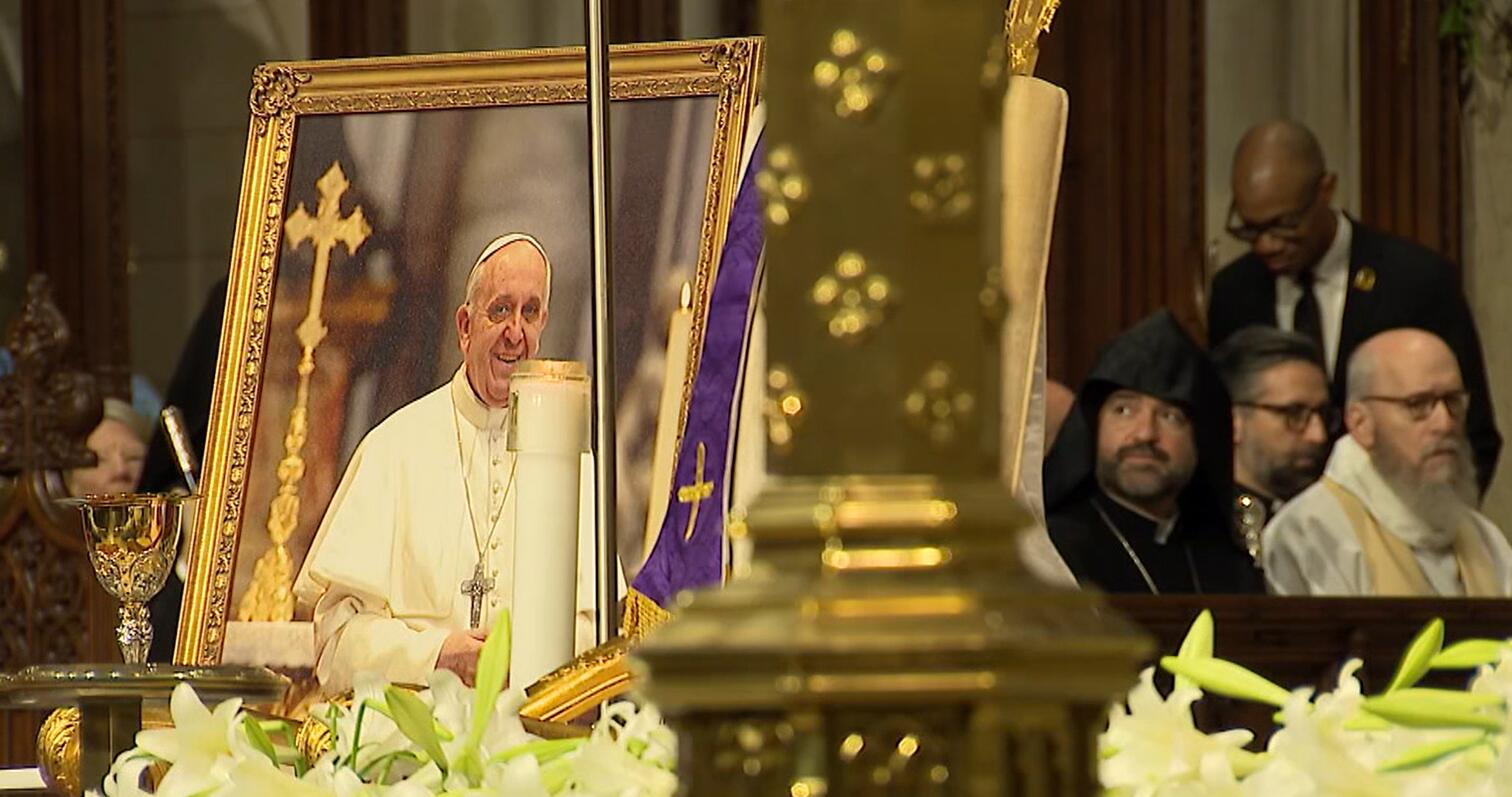 Comunidad católica en Nueva York rinde homenaje al papa Francisco