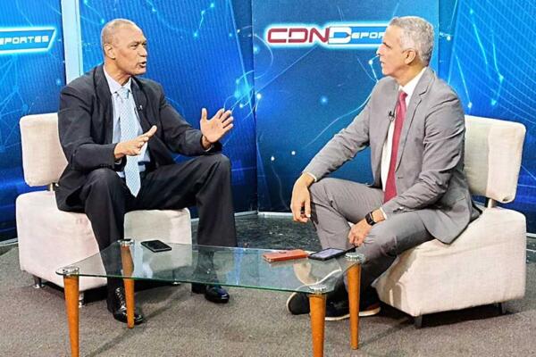 Felipe Payano (izq) conversa con Frank Camilo, director de CDN Depores, en una entrevista (archivo) en el programa Revista Deportiva