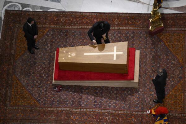 Rito de la Velatio antes de sellar el féretro del Papa Francisco en la víspera de su funeral en el Vaticano. AFP