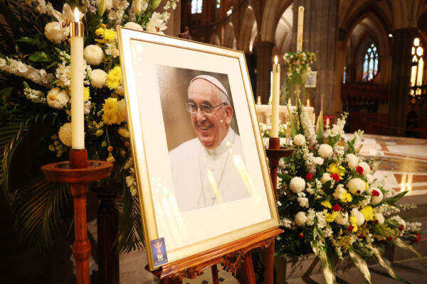 Una foto del difunto Papa Francisco se exhibe en la Catedral de San Patricio de Melbourne, el 22 de abril de 2025. AFP