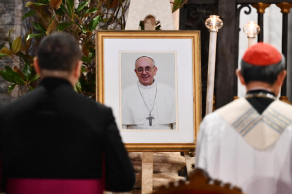 Rezo del rosario junto a un retrato del difunto papa Francisco en la Basílica de Santa María la Mayor de Roma, el 24 de abril de 2025.