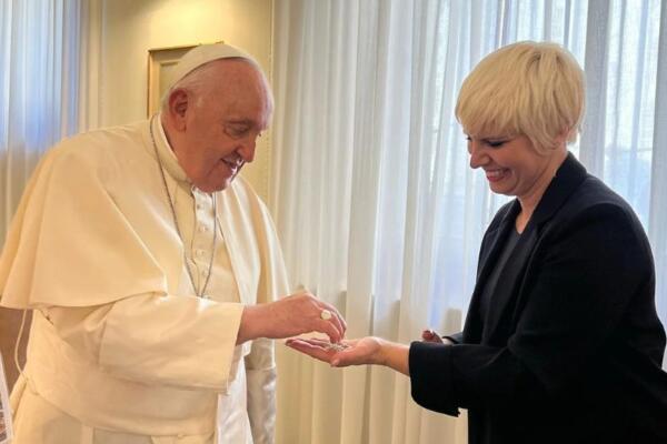 El papa Francisco junto a la arista Pasión Vega. Foto: fuente externa
