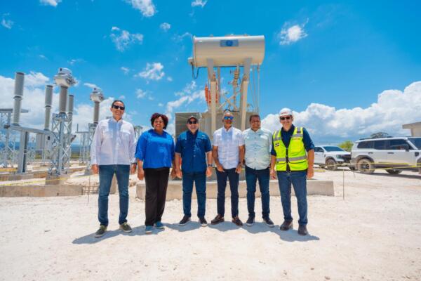 Ministros juntos a contratistas proyecto Ávila
Foto: fuente externa