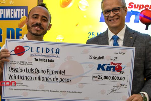 Leidsa entrega 25 millones a panadero ganador del Súper Kino TV. (foto, fuente externa)