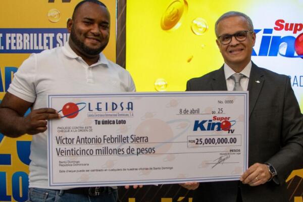 Momento en que el Sr. Víctor Ant. Febrillet Sierra recibe su cheque de manos del Lic. Manuel Abreu. 