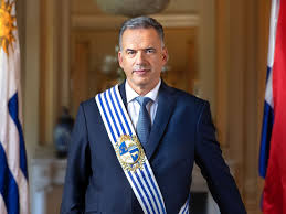 Fotografía sin fecha de captura cedida que muestra la imagen oficial del presidente de Uruguay, Yamandú Orsi