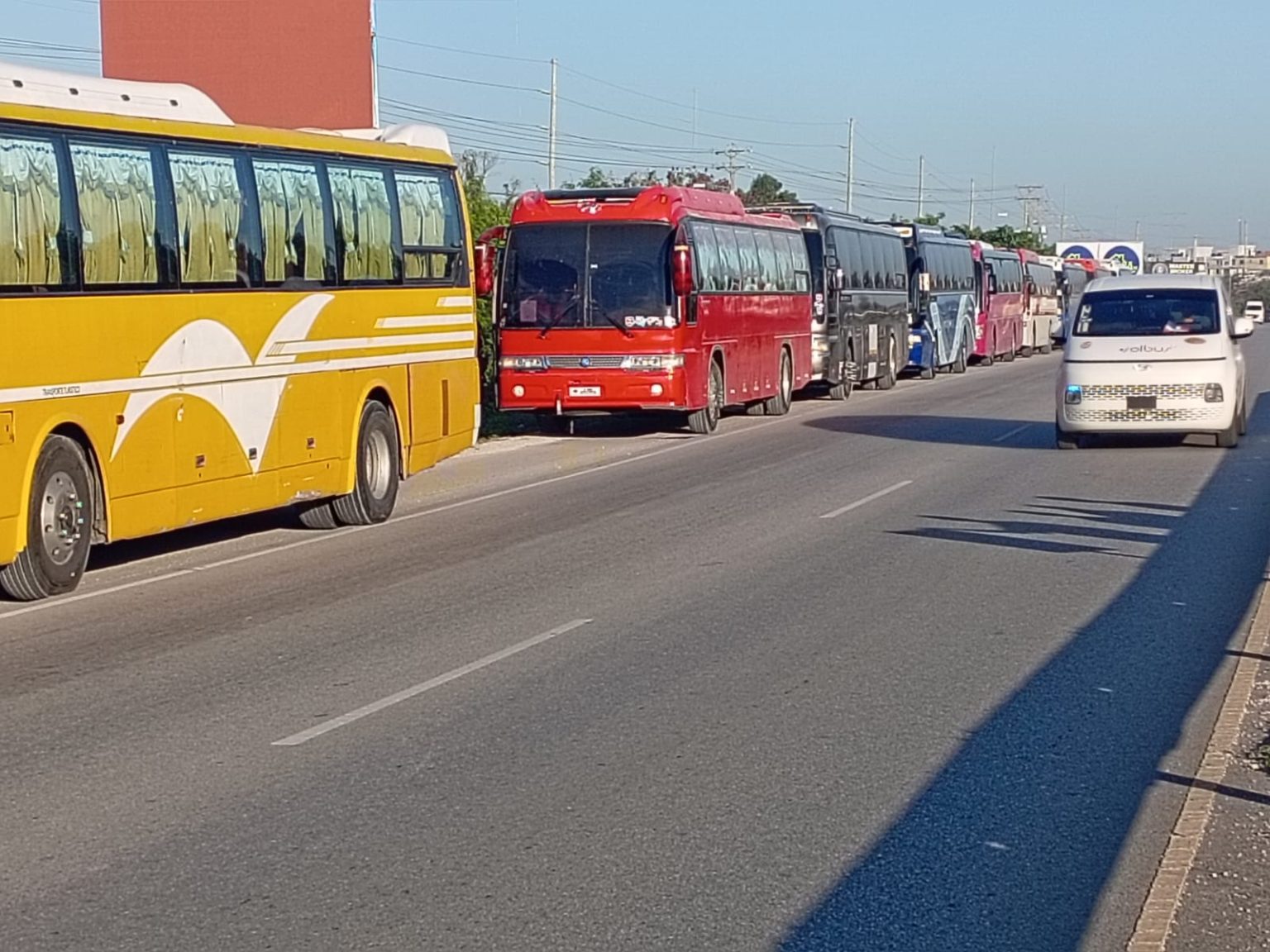 Llegan a Dajabón autobuses repletos de haitianos procedentes de Friusa y mata mosquito