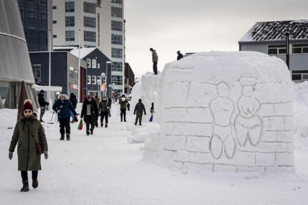 Fotografía tomada el pasado 7 de marzo, de un grupo de ciudadanos groenlandeses, al caminar por una calle de Nuuk, capital de Groenlandia. EFE/Mads Claus Rasmussen