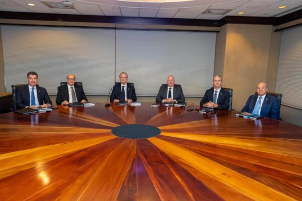 ] De izquierda a derecha, los señores Christopher Paniagua, Marino D. Espinal, Manuel A. Grullón, Andrés E. Bobadilla, René Grullón Finet y Manuel E. Jiménez F.