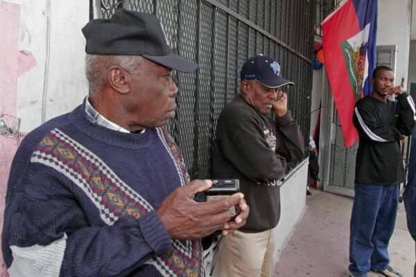 Fotografía de archivo de un grupo de haitianos en una calle de Miami (FL, EEUU). EFE/John Riley