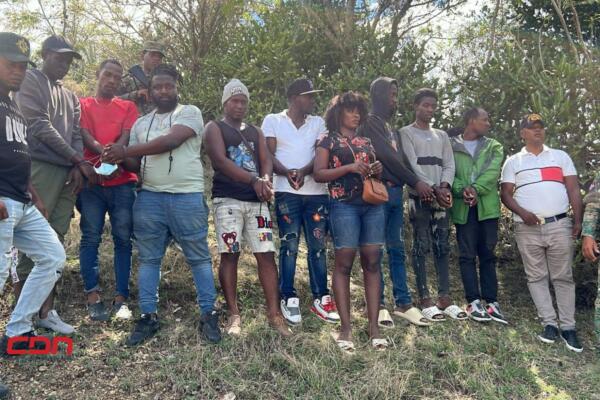 Detienen nueve haitianos indocumentados ocultos en una finca. (foto, fuente externa)